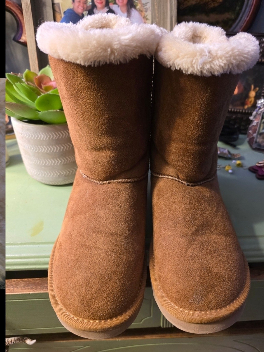 Uggs Ladies Winter Boots - 6 Chestnut Brown
